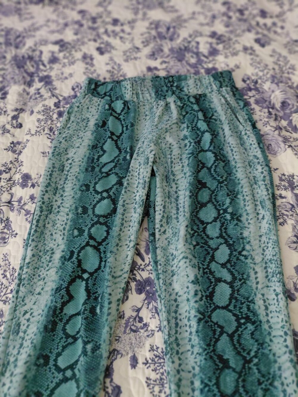 Pants snake print green